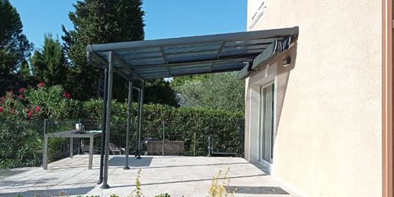 Pose d’une pergola extérieure à Sète pour terrasse avec jardin