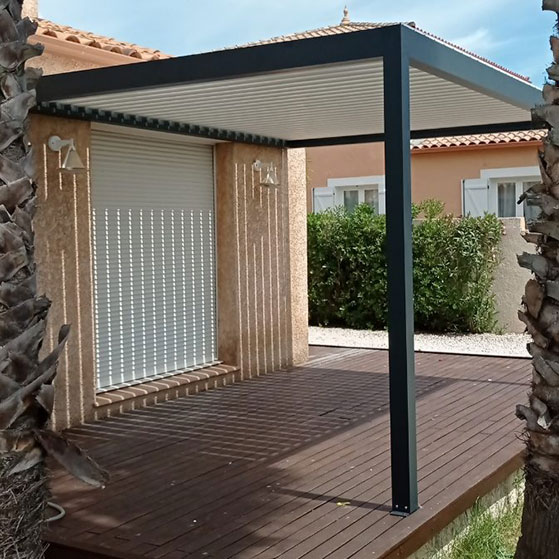 Pose d’une pergola extérieure à Montpellier pour terrasse avec jardin