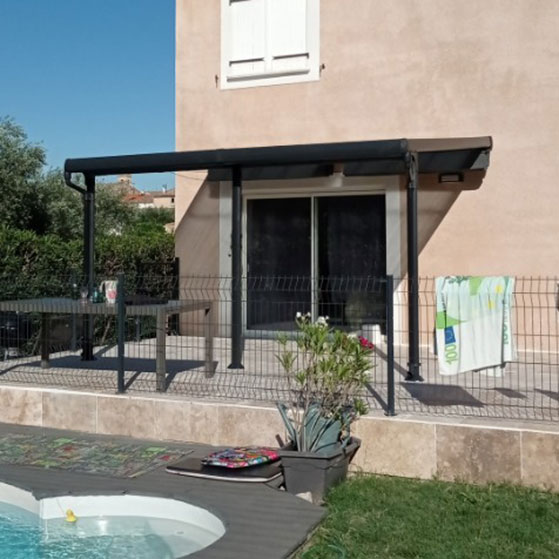 Pose d’une pergola extérieure à Montpellier pour terrasse