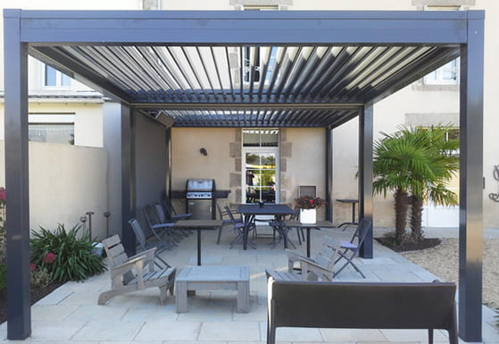 Pergola extérieure bioclimatique à Sète pour terrasse