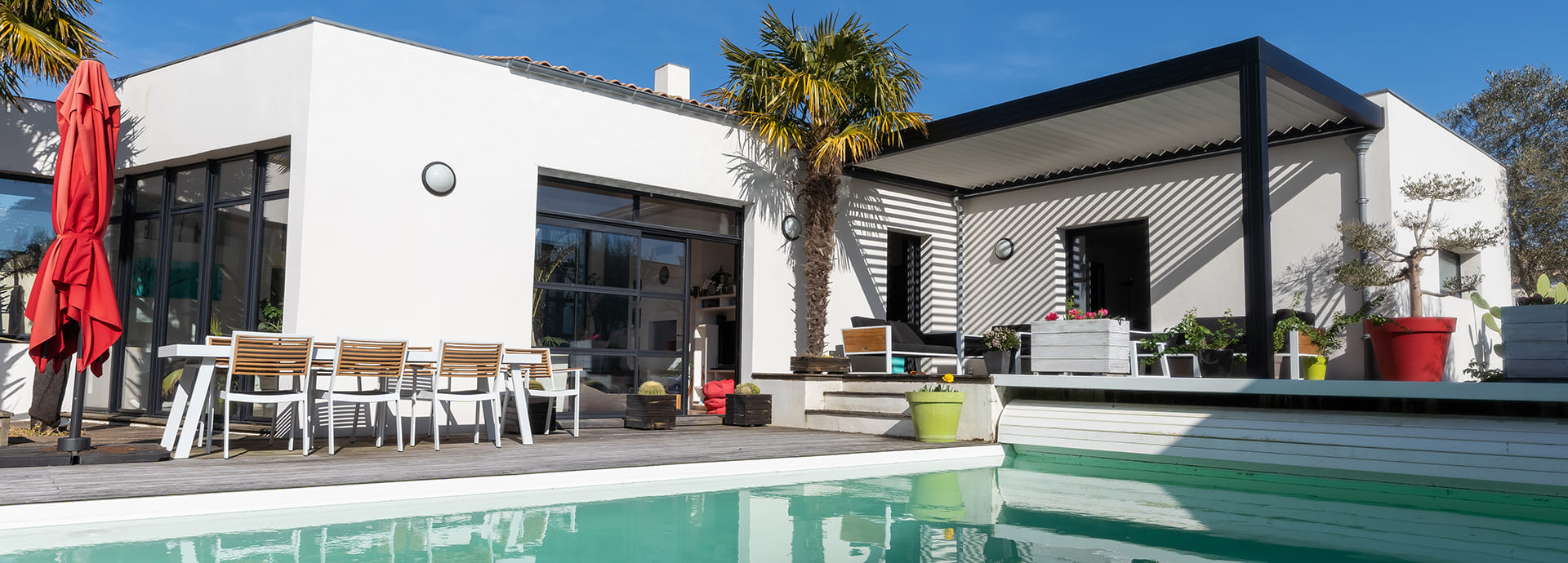 Pergola extérieure à Sète pour terrasse au bord de la piscine