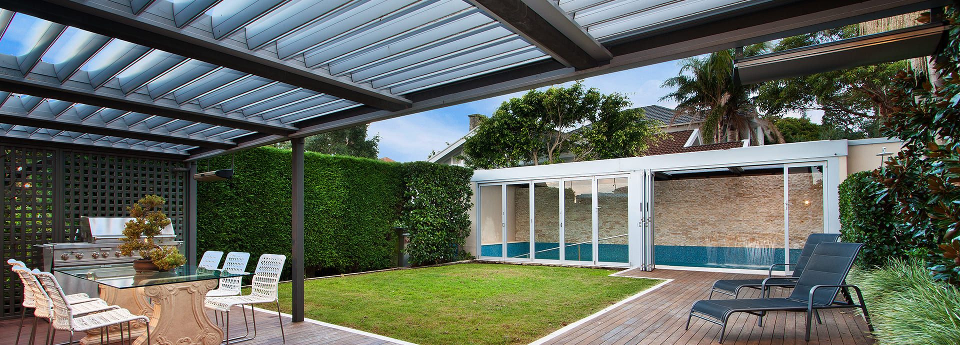 Pergola extérieure bioclimatique à Sète pour terrasse au bord de la piscine