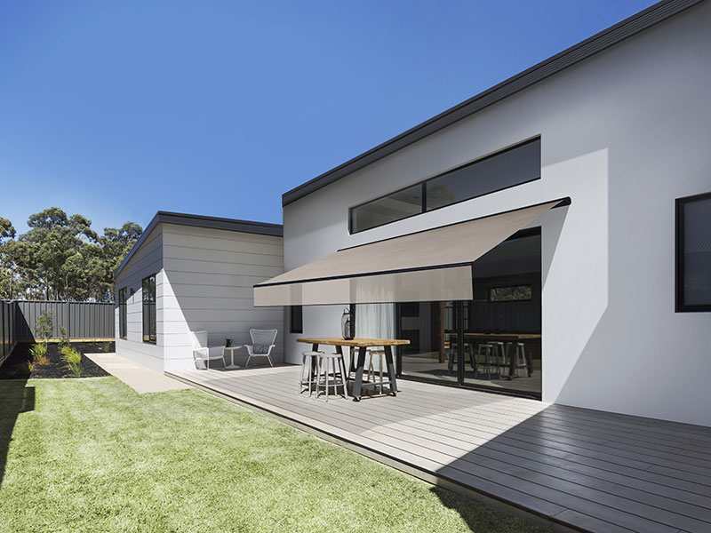 Store extérieur à projection ou à l’italienne à Montpellier pour terrasse avec jardin