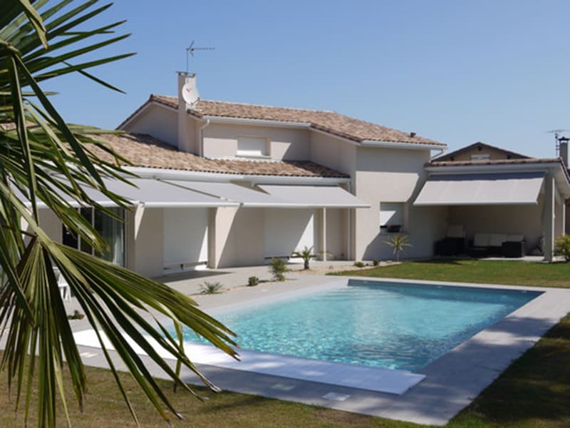 Store banne extérieur à Sète pour terrasse avec piscine